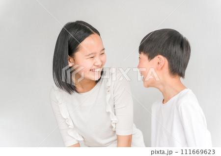 笑顔で話す子供の姉弟・兄弟（小学生・中学生・お姉ちゃん・弟） 111669623