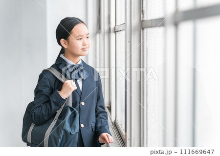 学校の教室にいる高校生・中学生・小学生の女の子（女子高生） 111669647