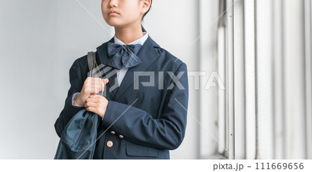 学校の教室にいる高校生・中学生・小学生の女の子（女子高生） 111669656