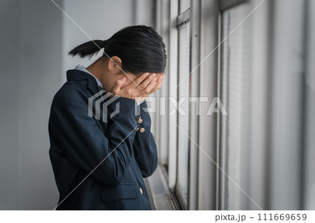 教室の窓際で泣く高校生・中学生・小学生の女の子(号泣・いじめ・孤独) 教室の窓際で泣く高校生・中学生・小学生の女の子(号泣・いじめ・孤独) 111669659