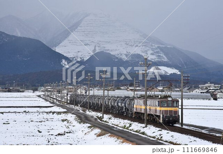 三岐鉄道 三岐線 丹生川 - 三里駅間 藤原岳を後に セメント輸送 貨物列車が行く 三岐鉄道 三岐線 丹生川 - 三里駅間 藤原岳を後に セメント輸送 貨物列車が行く 111669846