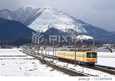 三岐鉄道 三岐線 冬晴れの藤原岳 旅客電車が行く 三岐鉄道 三岐線 冬晴れの藤原岳 旅客電車が行く 111669848