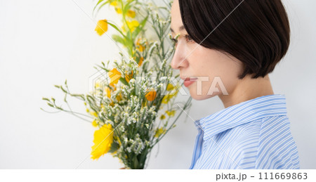 花を持つ女性　横向き 111669863