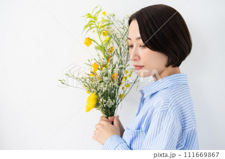 花を持つ女性 横向き 花を持つ女性 横向き 111669867