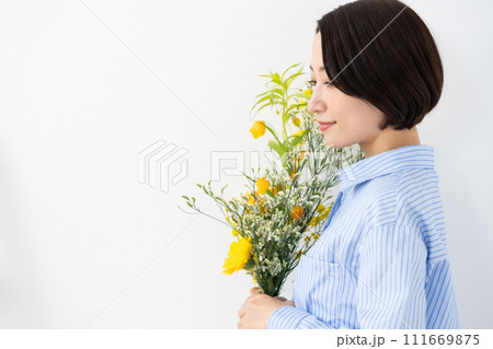花を持つ女性　横向き 111669875