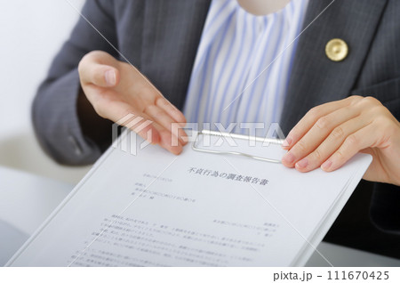 離婚について法律アドバイスをする弁護士 111670425