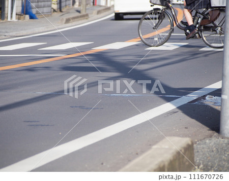 横断歩道を渡る　交通安全 111670726