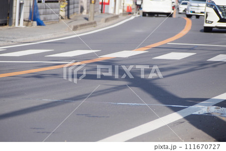 横断歩道を渡る　交通安全 111670727