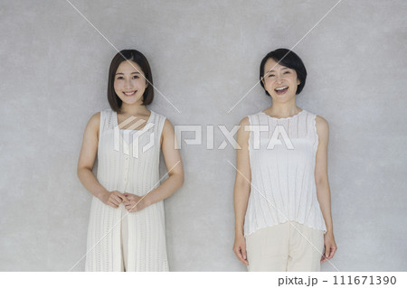 笑顔の20代と50代の女性　母娘イメージ　ポートレート 111671390