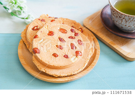 ピーナッツ煎餅とお茶 111671538