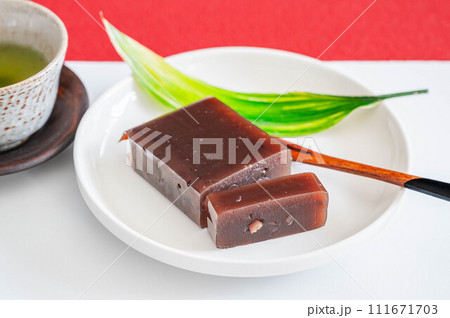 カットする羊羹 111671703