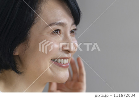 50代前半の女性　ビューティーイメージ　ポートレート 111672034
