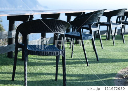 誰もいない庭でくつろぐ午後の時間 111672080