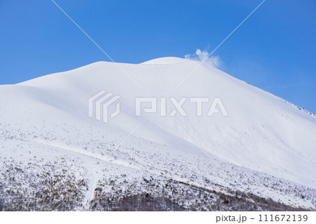 雪の積もった浅間山 雪の積もった浅間山 111672139