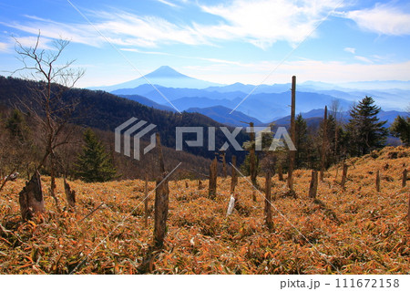 牛奥ノ雁ヶ腹摺山から見る富士山と御坂山地 牛奥ノ雁ヶ腹摺山から見る富士山と御坂山地 111672158