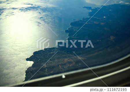 飛行機の窓から眺める海と島 111672193