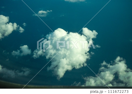 飛行機の中から見た雲と海 111672273