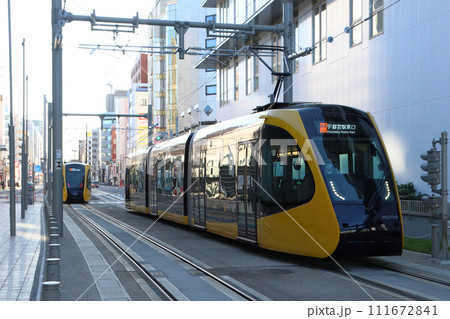 平日の通勤通学でにぎわう宇都宮芳賀ライトレール線（LIGHTLINE） 111672841