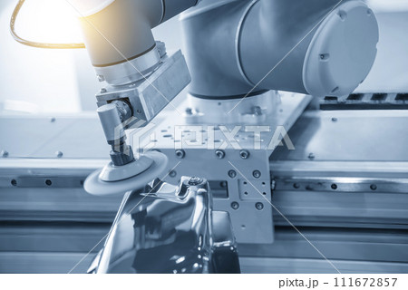 The automotive parts polishing process by robotic system. 111672857