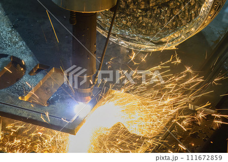 The thick material cutting process by oxy-fuel cutting machine. 111672859