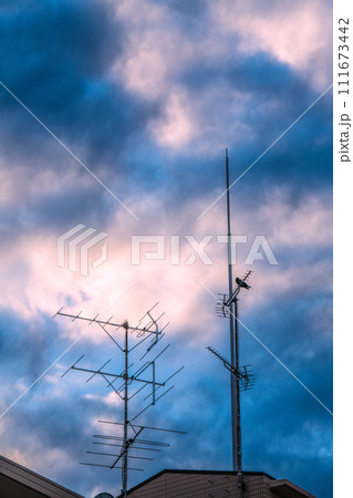 日本の東京都市景観 マンション屋上に設置されているアンテナや雲…この先テレビは… 111673442