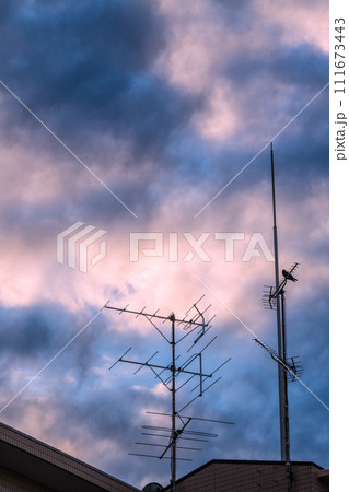日本の東京都市景観 マンション屋上に設置されているアンテナや雲…この先テレビは… 111673443