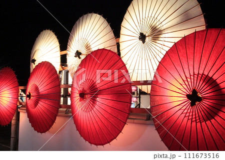 赤い和傘 111673516