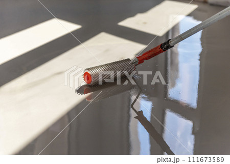 Self-leveling epoxy. Leveling with a mixture of cement floors. Self-leveling epoxy. Leveling with a mixture of cement floors. 111673589
