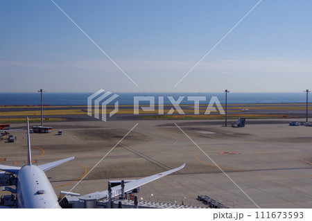 空港の飛行機 地上の作業者 飛行場の風景 空港の飛行機 地上の作業者 飛行場の風景 111673593