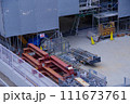 ビル建設現場　鉄骨　街の開発に伴う建設 111673761