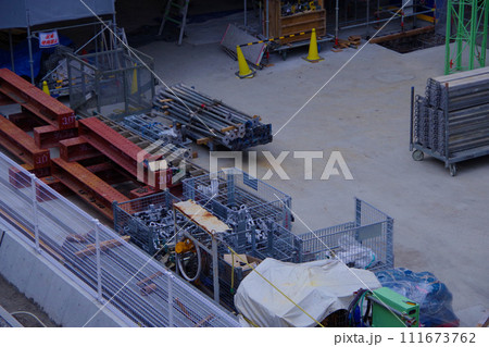 ビル建設現場　鉄骨　街の開発に伴う建設 111673762