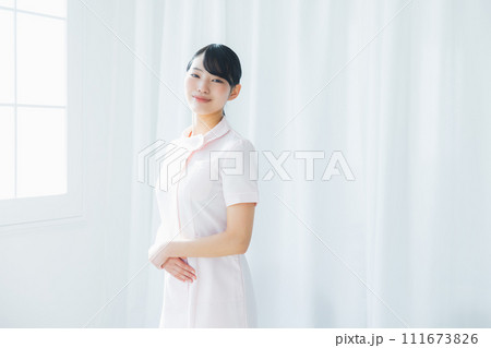 白衣を着た女性　 111673826