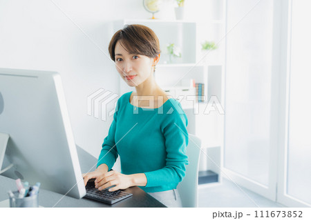 パソコンに向かうビジネスウーマン 111673852