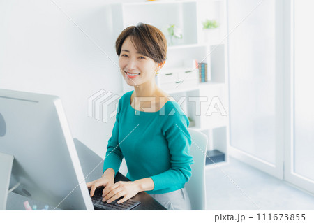 パソコンに向かうビジネスウーマン パソコンに向かうビジネスウーマン 111673855