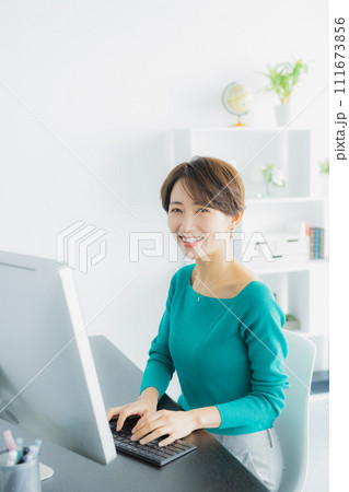 パソコンに向かうビジネスウーマン パソコンに向かうビジネスウーマン 111673856