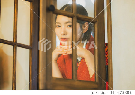 赤い振袖に袴　　 111673883