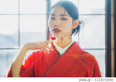 赤い振袖に袴 赤い振袖に袴 111673890