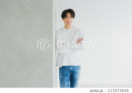 Tシャツを着た男性　 111673916