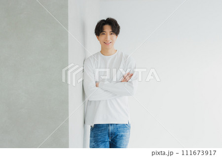 Tシャツを着た男性　 111673917