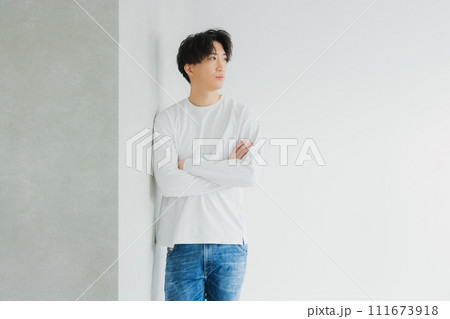 Tシャツを着た男性　 111673918