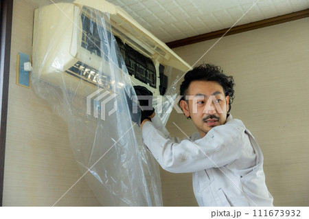 エアコン掃除をする男性作業員 エアコン掃除をする男性作業員 111673932