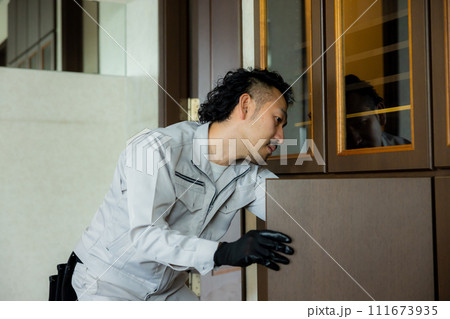 建具を点検をする作業員 111673935
