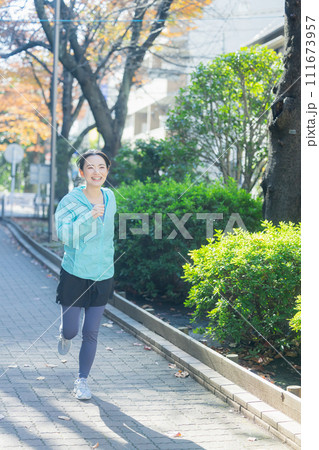 ランニングする若い女性 111673957