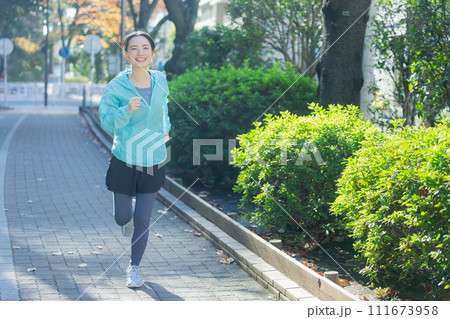 ランニングする若い女性 111673958