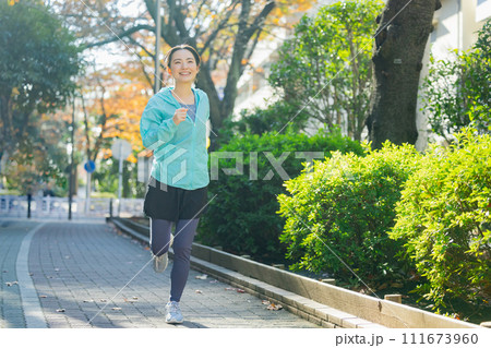 ランニングする若い女性 111673960