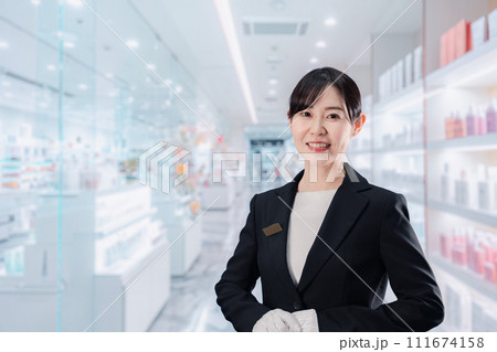 化粧品売り場で接客をする若い女性 化粧品売り場で接客をする若い女性 111674158