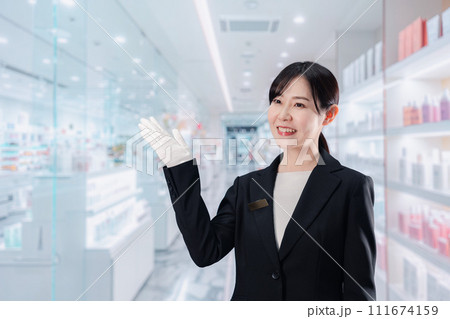 化粧品売り場で接客をする若い女性 化粧品売り場で接客をする若い女性 111674159
