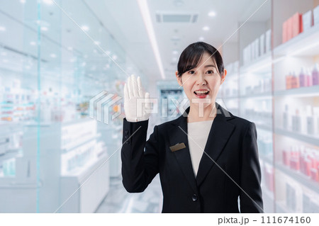 化粧品売り場で接客をする若い女性 111674160