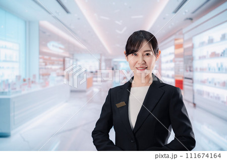 化粧品売り場で接客をする若い女性 111674164