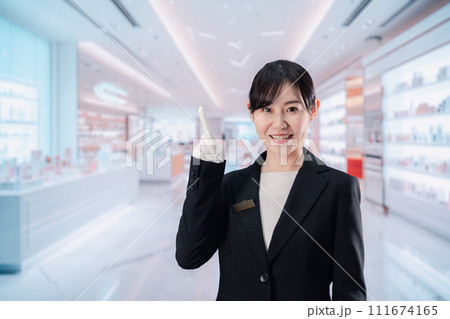 化粧品売り場で接客をする若い女性 111674165
